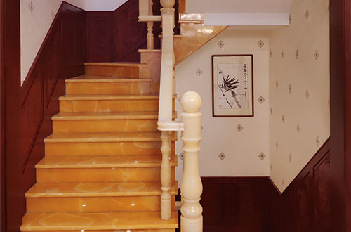 即墨中式别墅室内汉白玉石楼梯的定制安装装饰效果
